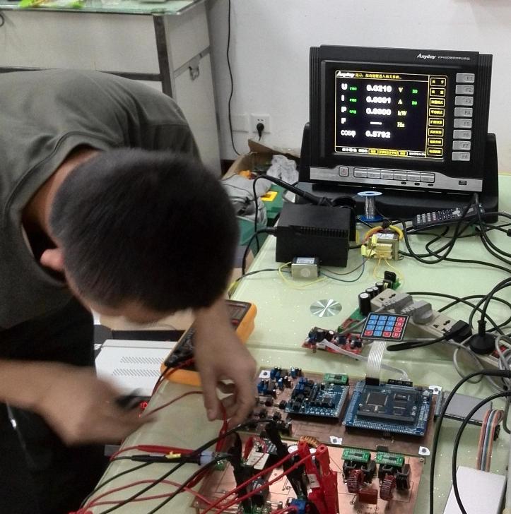 2013年全國大學生電子設(shè)計競賽_比賽中的選手及AnyWay變頻功率分析儀