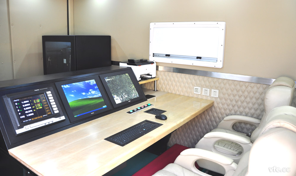 移動式高壓電機(jī)能效計量檢測平臺內(nèi)部操控臺